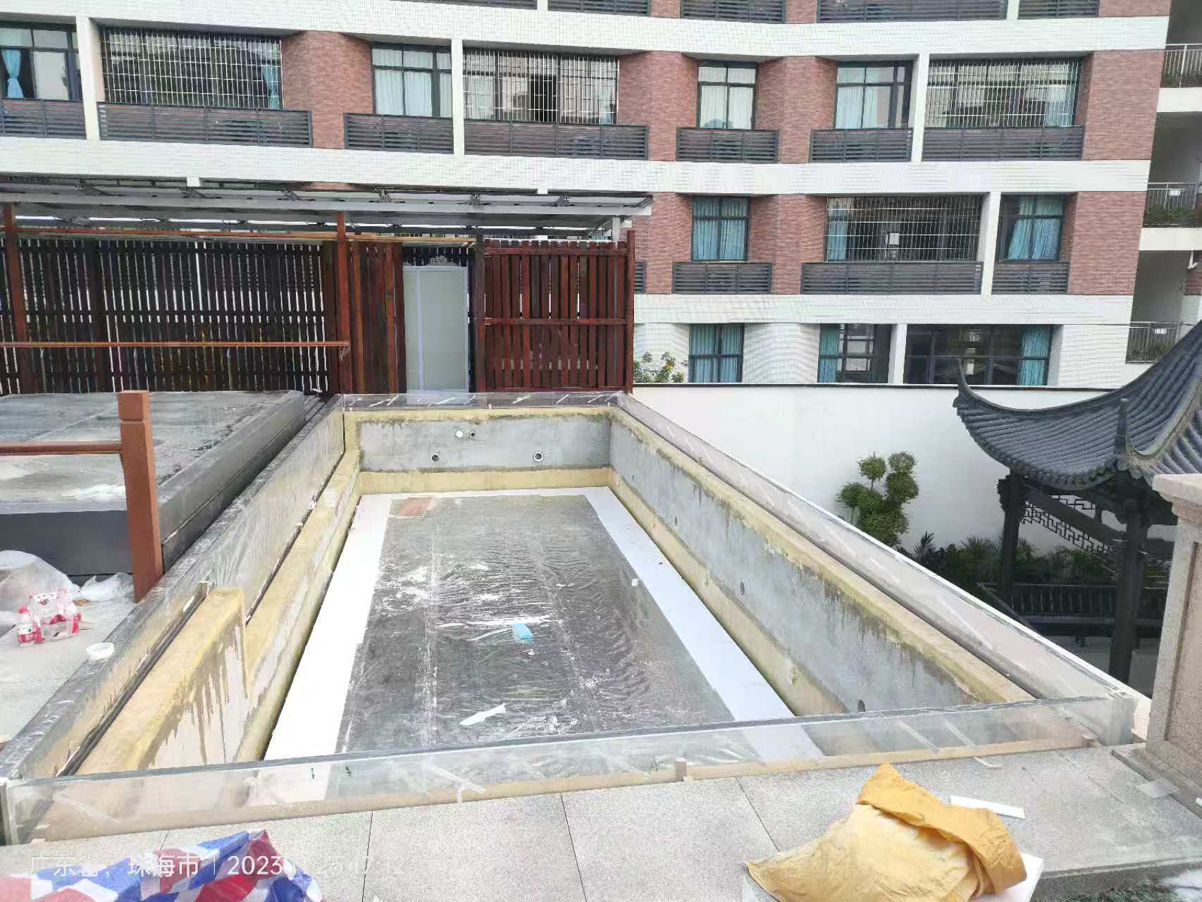 Hewz&ecirc;n Akr&icirc;l&icirc;k&icirc; y&ecirc;n Luks: Li Rojhilata Nav&icirc;n Veguher&icirc;na Cihan