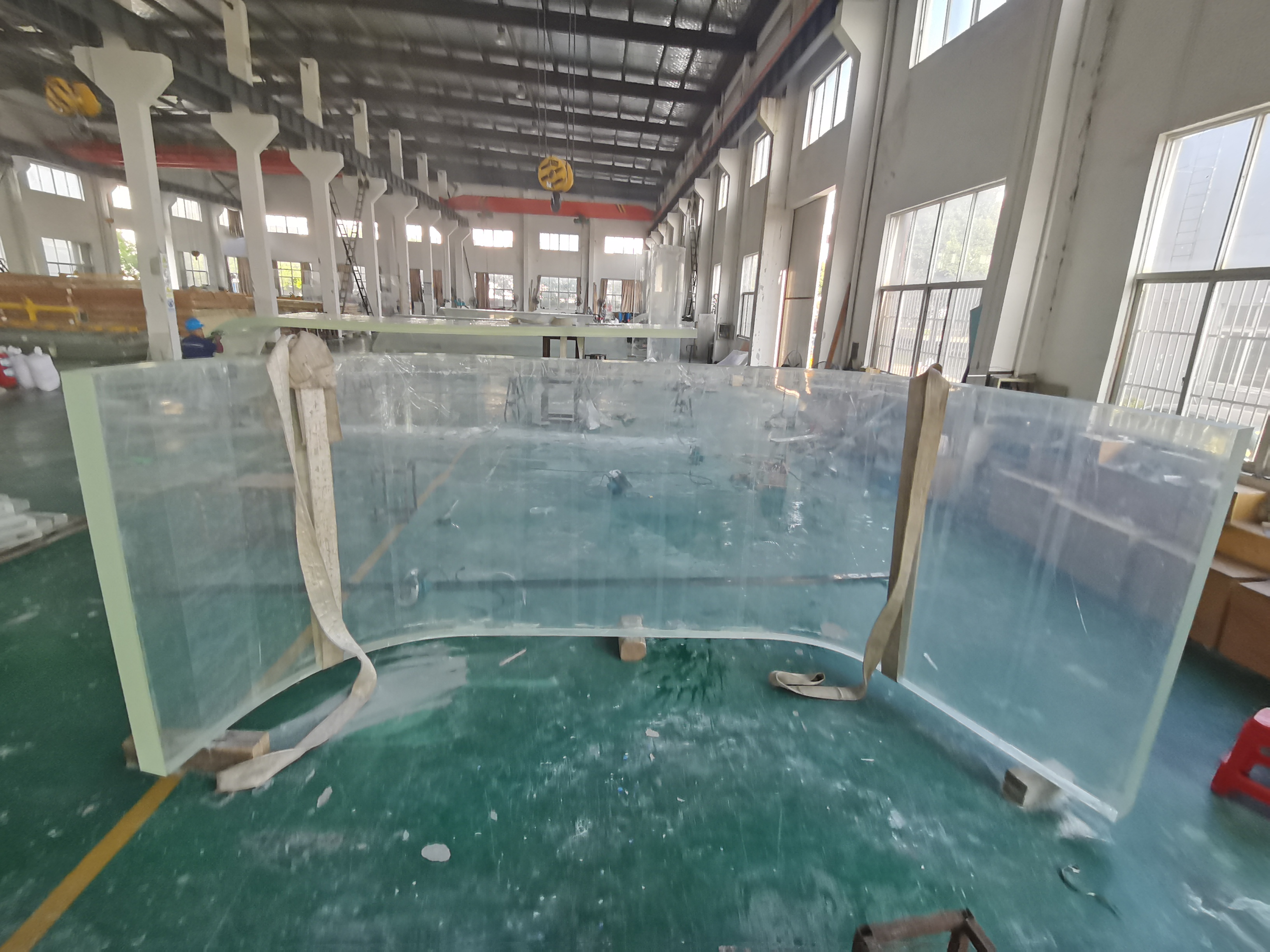 நாங்கள் ஏன் அக்ரிலிக் வெர்சஸ் கிளாஸ் - லேயுவைப் பயன்படுத்துகிறோம் என்று பல கோணங்களில் சொல்லுங்கள் 