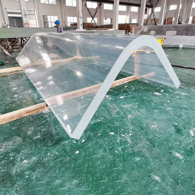 Geschwungen, nahtlos, mutig: Ma&szlig;geschneiderte Acrylplatten f&uuml;r die Form Ihres Traumschwimmbeckens