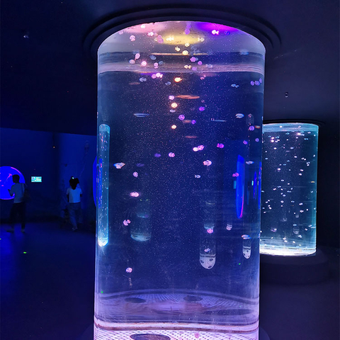 Aquarium cylindrique en acrylique personnalisé enveloppé dans des panneaux multicouches-leyu