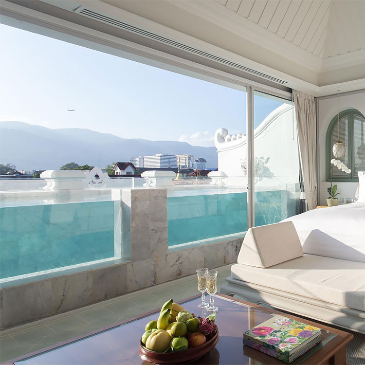 Acr&iacute;lico nisqa unu ukhupi ventanas qon piscinaykiman huk lujoso rikhuriyta .