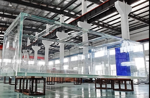 Meriv &ccedil;awa ji bo hesabker&ecirc; aquarium&ecirc; qalindahiya akvar&icirc;uma acrylic st&ucirc;rahiya acrylic&ecirc; hesab dike - Leyu